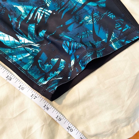 NEW PHOTOS! CAPRI LEGGINGS, BLUES/WHITE/BLACK, SIZE 5X, MOISTURE WICKING, PULL - Picture 5 of 16